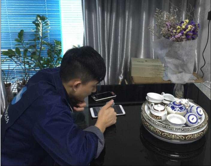 工程師遠(yuǎn)程教客戶處理問題