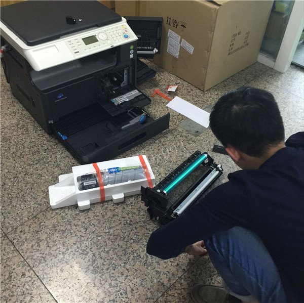 師傅在安裝柯尼卡美能達206復印機