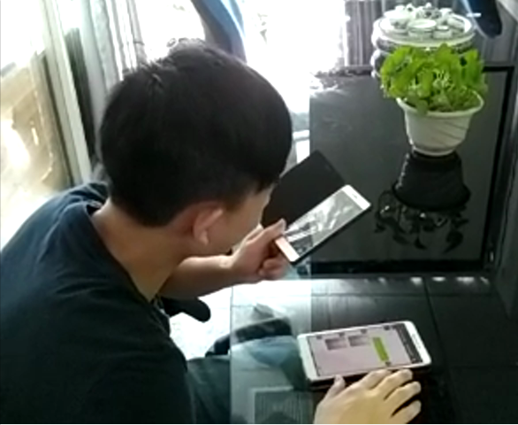 科頤辦公工程師在用視頻教客戶處理問題，客戶在師傅的指導(dǎo)下自己動手查檢配件