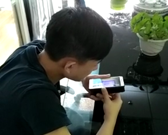 科頤辦公工程師在用視頻教客戶處理問題，客戶在師傅的指導(dǎo)下測試處理完的效果