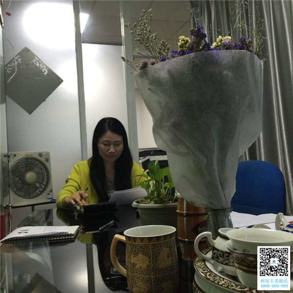 科頤辦公大領(lǐng)導(dǎo)正在統(tǒng)計(jì)分?jǐn)?shù)