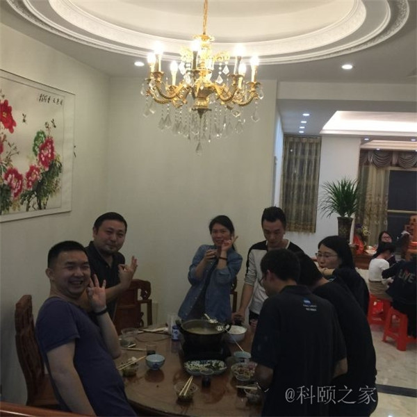 科頤家人一起吃團(tuán)圓飯，并送上對大家的祝福-科頤辦公