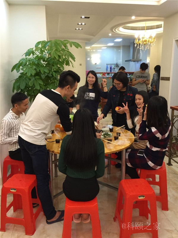 科頤家人一起吃團(tuán)圓飯，并送上對大家的祝福-科頤辦公