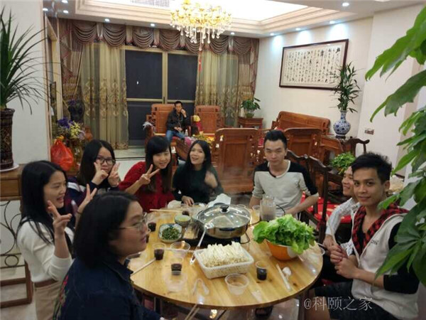 科頤家人一起吃團(tuán)圓飯，并送上對大家的祝福-科頤辦公