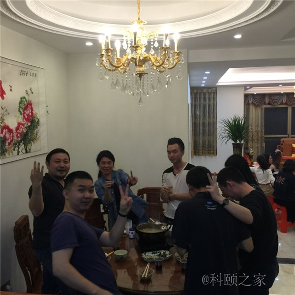 科頤家人一起吃團(tuán)圓飯，并送上對大家的祝福-科頤辦公