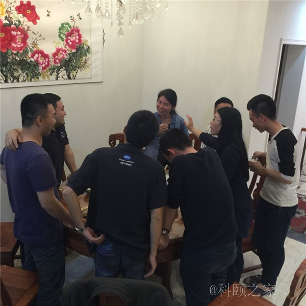 科頤家人一起吃團(tuán)圓飯，并送上對大家的祝福-科頤辦公