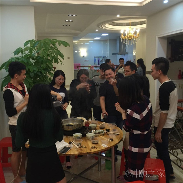 科頤兩位老板過來敬酒，大家苦樂融融-科頤辦公