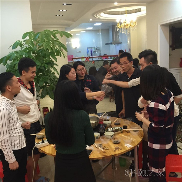 科頤兩位老板過來敬酒，大家苦樂融融-科頤辦公