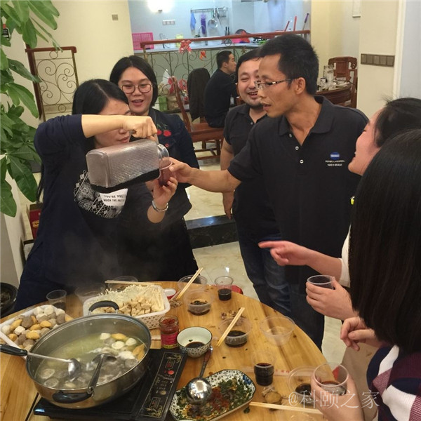 科頤兩位老板過來敬酒，大家苦樂融融-科頤辦公