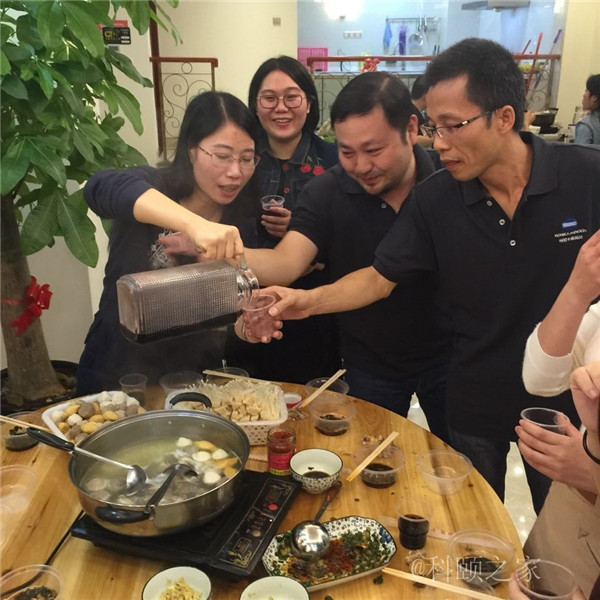 科頤兩位老板過來敬酒，大家苦樂融融-科頤辦公