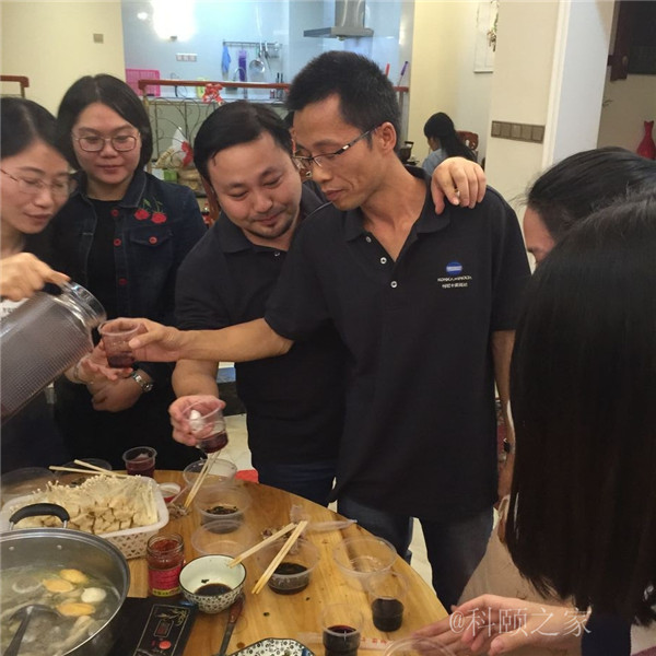 科頤兩位老板過來敬酒，大家苦樂融融-科頤辦公