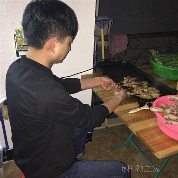 科頤辦公專業(yè)修機(jī)器的蔡師傅，搖身變專業(yè)燒烤師傅了-科頤辦公