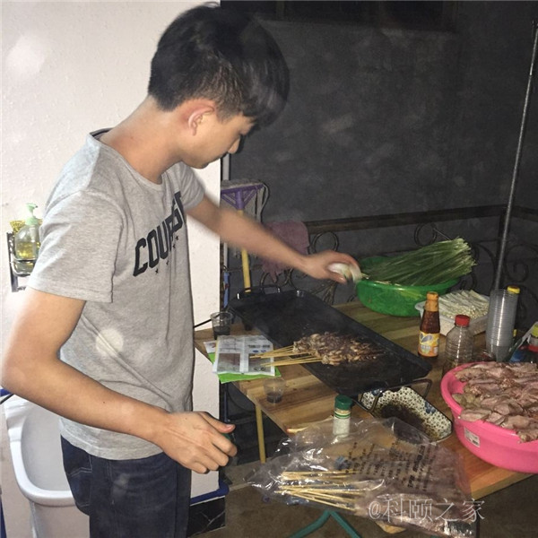 科頤辦公專業(yè)修機(jī)器的蔡師傅，搖身變專業(yè)燒烤師傅了-科頤辦公