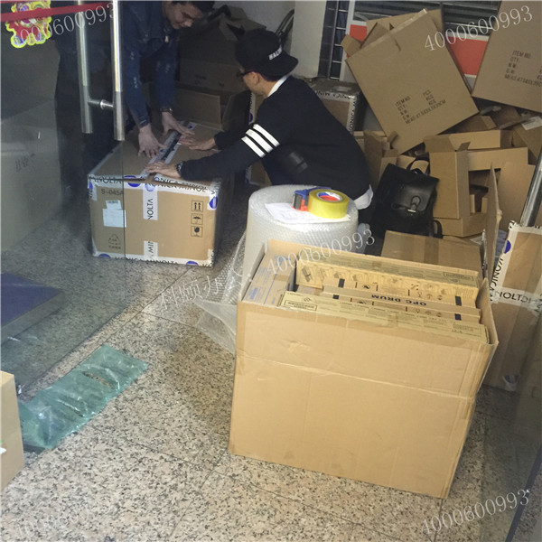 記4月11科頤辦公打包現(xiàn)場(chǎng)，隔壁小帥來幫我們一起打包