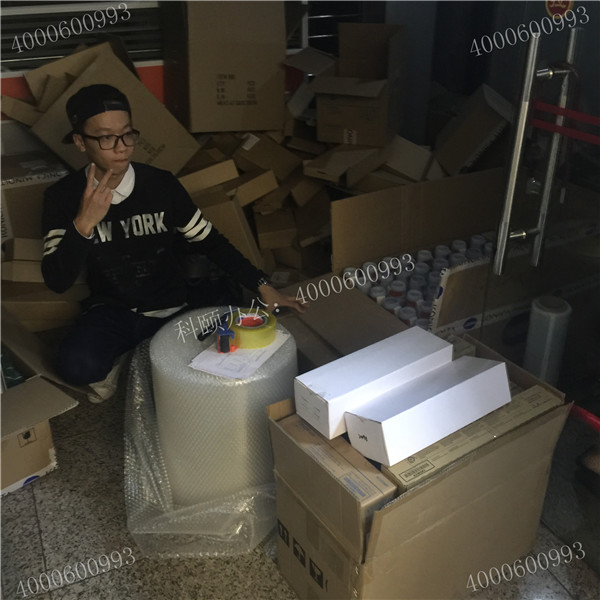 4月11科頤辦公打包現(xiàn)場(chǎng)，隔壁小帥幫忙打包中還不忘來臭美一下