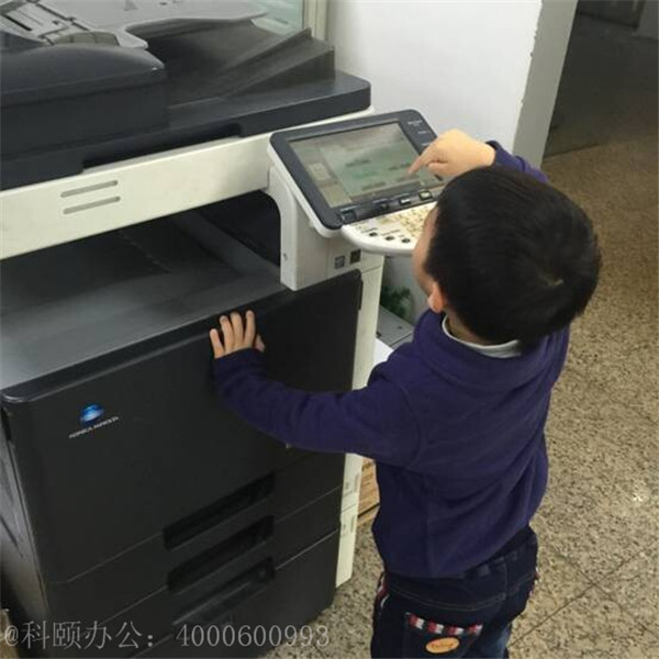 我們家小小帥掂著小腳在柯尼卡美能達(dá)復(fù)印機(jī)上點(diǎn)擊打印-科頤辦公