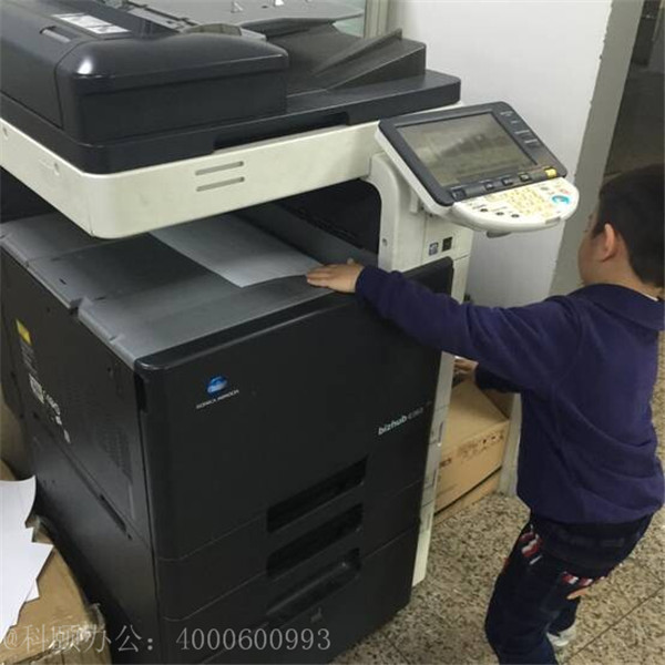 我們家小小帥在操作著柯尼卡美能達(dá)復(fù)印機(jī)的樣子-科頤辦公
