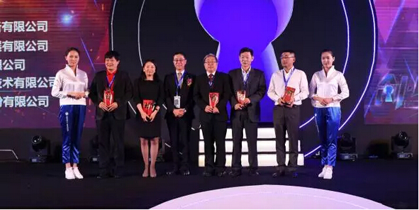 炭谷忠彥董事長(zhǎng)（左四）頒發(fā)“年度特別貢獻(xiàn)獎(jiǎng)”-科頤辦公分享