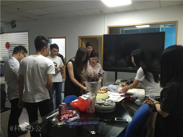 柯尼卡美能達復印機代理商--科頤之家家人一起分享美味的蛋糕