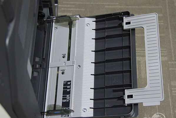 柯尼卡美能達C266在機身的側(cè)面還配備了100頁的多功能手送托盤