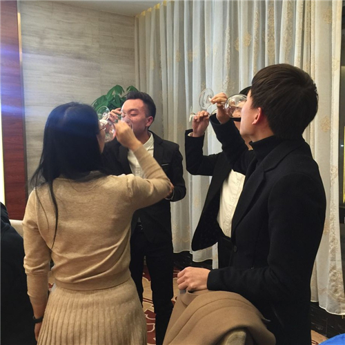 科頤2017年年會(huì)團(tuán)圓飯，把酒飲歡